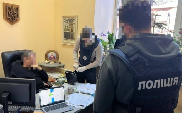 Лікар ВЛК вимагав у військового 5 тисяч доларів за визнання непридатним до служби, &ndash; Офіс Генпрокурора
                                