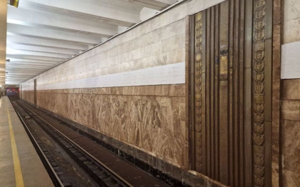 На станції метро Героїв Дніпра у Києві прибрали георгіївську стрічку та російські військові емблеми
                                