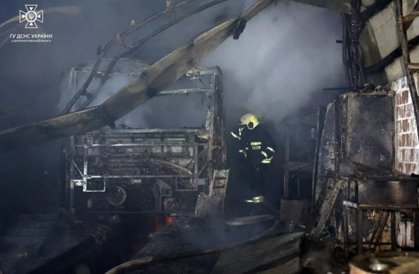 У Дніпрі згорів ангар з автобусами
У Дніпрі згорів ангар з автобусами