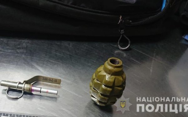 В Обухові на Київщині підліток підірвав гранату у під'їзді будинку
В Обухові на Київщині підліток підірвав гранату у під'їзді будинку