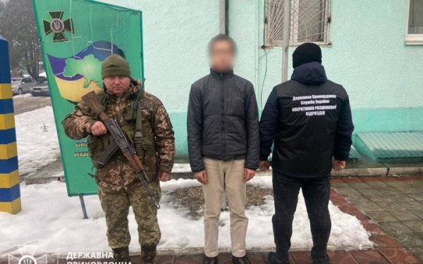 Прикордонники затримали на Закарпатті двох чоловіків, які хотіли втекти з України