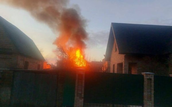 Внаслідок ракетної атаки на Київщині поранено мирного жителя та пошкоджено житлові будинки