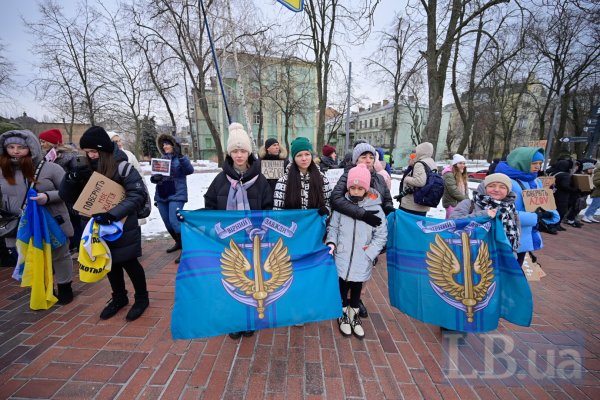 "Поки ти мовчиш, мою сім'ю катують". У Києві сотні людей вийшли на акцію в підтримку полонених захисників "Азовсталі"
"Поки ти мовчиш, мою сім'ю катують". У Києві сотні людей вийшли на акцію в підтримку полонених захисників "Азовсталі"
