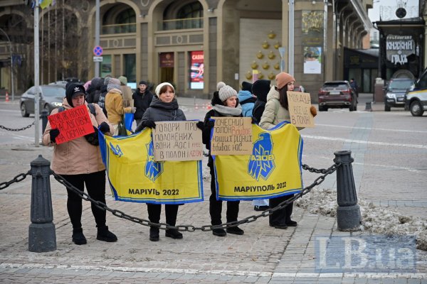 "Поки ти мовчиш, мою сім'ю катують". У Києві сотні людей вийшли на акцію в підтримку полонених захисників "Азовсталі"
"Поки ти мовчиш, мою сім'ю катують". У Києві сотні людей вийшли на акцію в підтримку полонених захисників "Азовсталі"