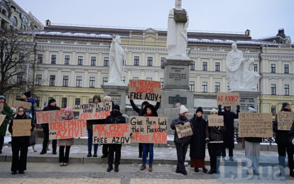 "Поки ти мовчиш, мою сім'ю катують". У Києві сотні людей вийшли на акцію в підтримку полонених захисників "Азовсталі"
"Поки ти мовчиш, мою сім'ю катують". У Києві сотні людей вийшли на акцію в підтримку полонених захисників "Азовсталі"