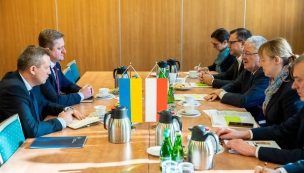 Посол України обговорив з польським міністром заборону експорту продуктів із Росії на ринок ЄС Посол України обговорив з польським міністром заборону експорту продуктів із Росії на ринок ЄС