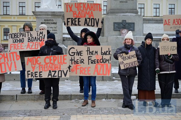 "Поки ти мовчиш, мою сім'ю катують". У Києві сотні людей вийшли на акцію в підтримку полонених захисників "Азовсталі"
"Поки ти мовчиш, мою сім'ю катують". У Києві сотні людей вийшли на акцію в підтримку полонених захисників "Азовсталі"