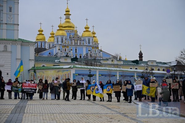 "Поки ти мовчиш, мою сім'ю катують". У Києві сотні людей вийшли на акцію в підтримку полонених захисників "Азовсталі"
"Поки ти мовчиш, мою сім'ю катують". У Києві сотні людей вийшли на акцію в підтримку полонених захисників "Азовсталі"