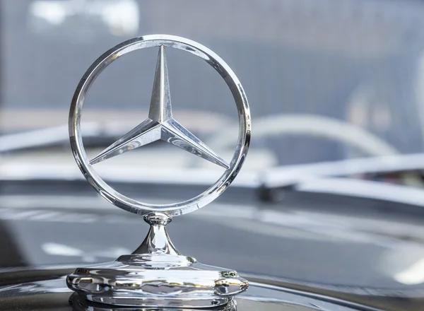 Mercedes продает все свои автосалоны в Германии