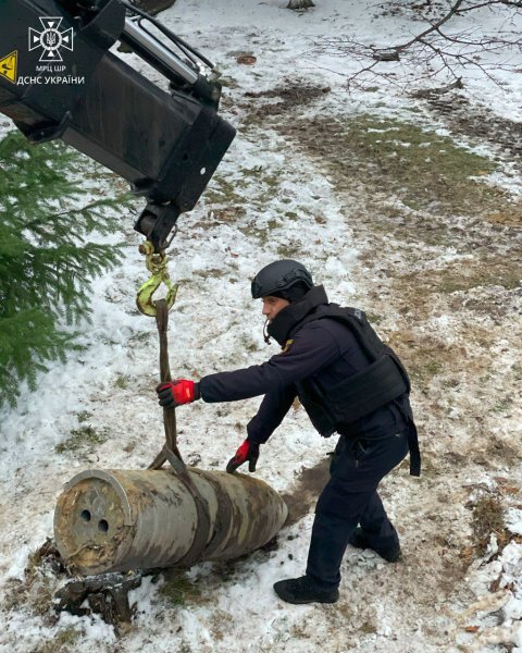 Сапери ДСНС знешкодили у Києві бойову частину ракети "Кинджал"
Сапери ДСНС знешкодили у Києві бойову частину ракети "Кинджал"