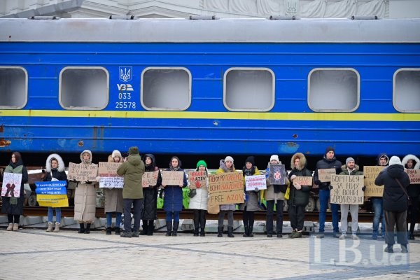 "Поки ти мовчиш, мою сім'ю катують". У Києві сотні людей вийшли на акцію в підтримку полонених захисників "Азовсталі"
"Поки ти мовчиш, мою сім'ю катують". У Києві сотні людей вийшли на акцію в підтримку полонених захисників "Азовсталі"