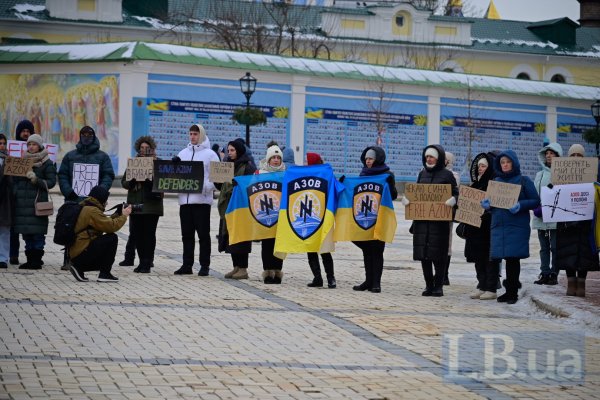 "Поки ти мовчиш, мою сім'ю катують". У Києві сотні людей вийшли на акцію в підтримку полонених захисників "Азовсталі"
"Поки ти мовчиш, мою сім'ю катують". У Києві сотні людей вийшли на акцію в підтримку полонених захисників "Азовсталі"