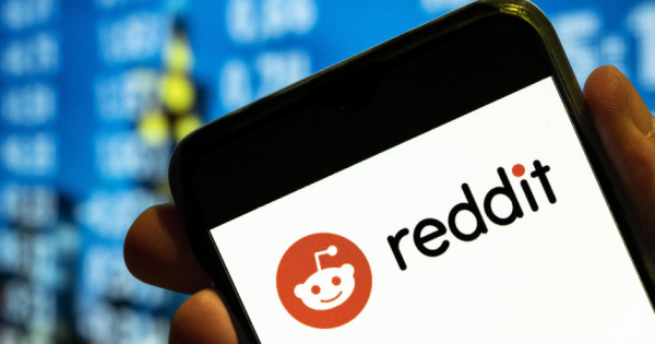 Соцсеть Reddit планирует провести IPO в марте
Соцсеть Reddit планирует провести IPO в марте