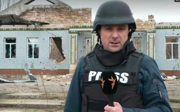 Журналіст Дмитро Євчин отримав поранення під час зйомок телесюжету на півдні України
Журналіст Дмитро Євчин отримав поранення під час зйомок телесюжету на півдні України