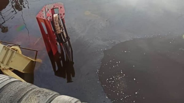 В порту Николаева затонуло судно: произошла утечка нефти В порту Николаева затонуло судно: произошла утечка нефти