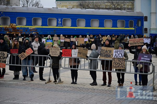 "Поки ти мовчиш, мою сім'ю катують". У Києві сотні людей вийшли на акцію в підтримку полонених захисників "Азовсталі"
"Поки ти мовчиш, мою сім'ю катують". У Києві сотні людей вийшли на акцію в підтримку полонених захисників "Азовсталі"