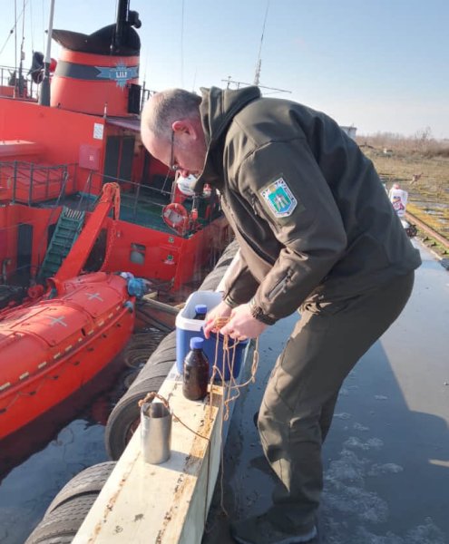 В порту Николаева затонуло судно: произошла утечка нефти В порту Николаева затонуло судно: произошла утечка нефти
