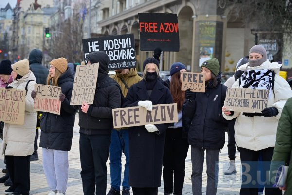 "Поки ти мовчиш, мою сім'ю катують". У Києві сотні людей вийшли на акцію в підтримку полонених захисників "Азовсталі"
"Поки ти мовчиш, мою сім'ю катують". У Києві сотні людей вийшли на акцію в підтримку полонених захисників "Азовсталі"