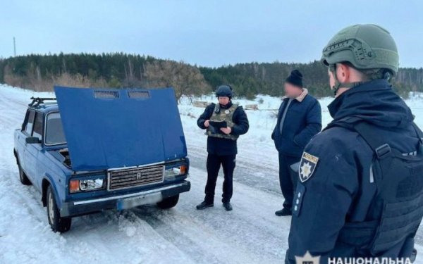 Окупанти скинули БпЛА біля цивільного авто в Чернігівській області
Окупанти скинули БпЛА біля цивільного авто в Чернігівській області