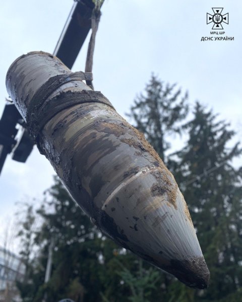 Сапери ДСНС знешкодили у Києві бойову частину ракети "Кинджал"
Сапери ДСНС знешкодили у Києві бойову частину ракети "Кинджал"