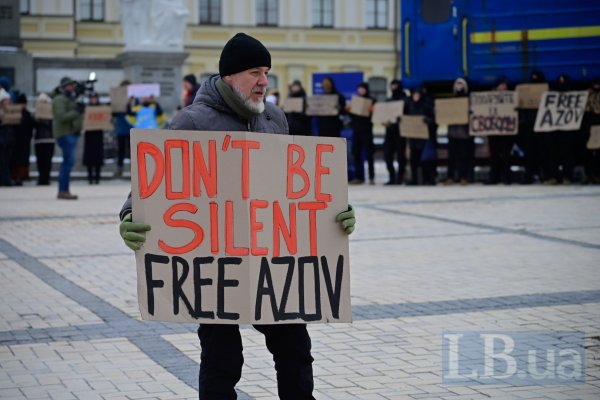 "Поки ти мовчиш, мою сім'ю катують". У Києві сотні людей вийшли на акцію в підтримку полонених захисників "Азовсталі"
"Поки ти мовчиш, мою сім'ю катують". У Києві сотні людей вийшли на акцію в підтримку полонених захисників "Азовсталі"