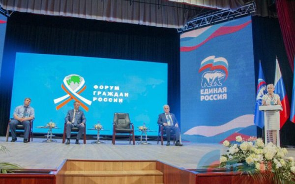 Окупанти роздають гуманітарку людям на ТОТ в обмін на партійний квиток "Єдиної Росії"
Окупанти роздають гуманітарку людям на ТОТ в обмін на партійний квиток "Єдиної Росії"