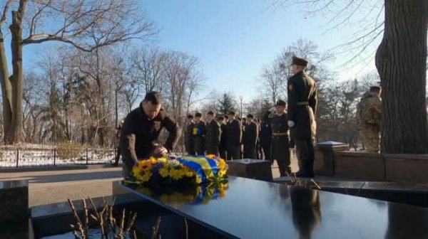 Зеленский в Киеве почтил память Героев Крут Зеленский в Киеве почтил память Героев Крут