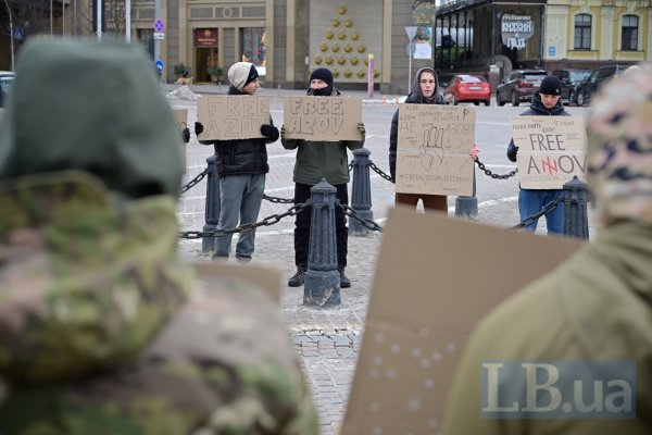 "Поки ти мовчиш, мою сім'ю катують". У Києві сотні людей вийшли на акцію в підтримку полонених захисників "Азовсталі"
"Поки ти мовчиш, мою сім'ю катують". У Києві сотні людей вийшли на акцію в підтримку полонених захисників "Азовсталі"