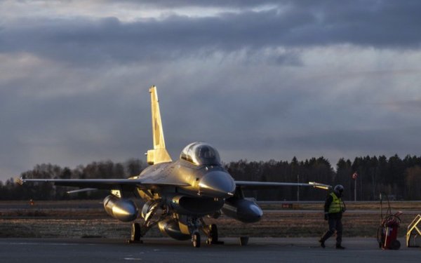 Українські пілоти вже літають з інстукторами на винищувачах F-16, — Ігнат
Українські пілоти вже літають з інстукторами на винищувачах F-16, — Ігнат