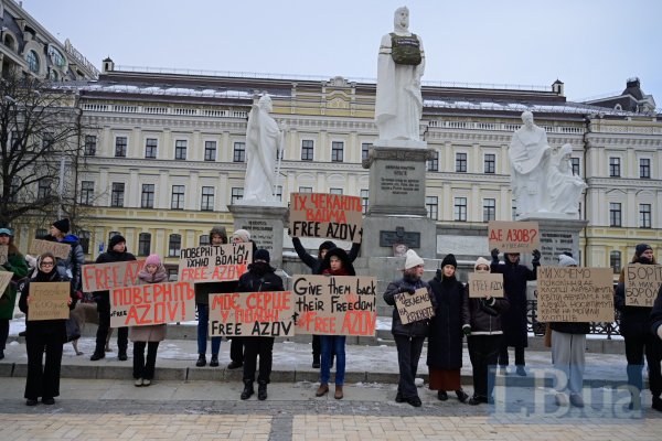 "Поки ти мовчиш, мою сім'ю катують". У Києві сотні людей вийшли на акцію в підтримку полонених захисників "Азовсталі"
"Поки ти мовчиш, мою сім'ю катують". У Києві сотні людей вийшли на акцію в підтримку полонених захисників "Азовсталі"