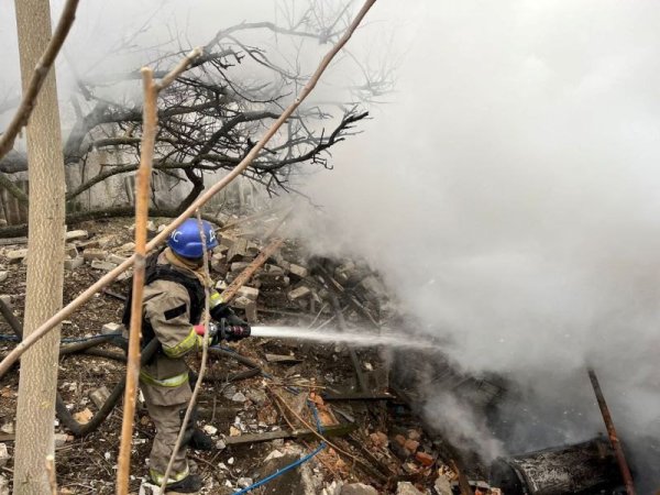 Росія знову вдарила по Нікополю, пошкоджено багатоповерхівки та приватні будівлі
Росія знову вдарила по Нікополю, пошкоджено багатоповерхівки та приватні будівлі