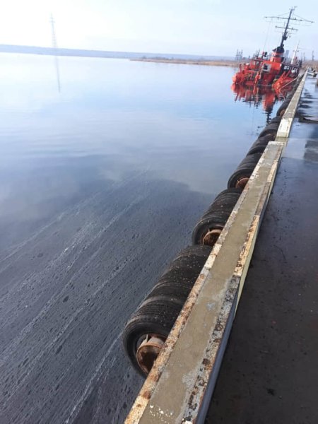 В порту Николаева затонуло судно: произошла утечка нефти В порту Николаева затонуло судно: произошла утечка нефти