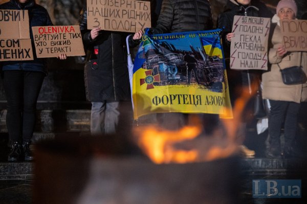 Стати голосом полонених. Рідні захисників Маріуполя вийшли на акцію у Львові
Стати голосом полонених. Рідні захисників Маріуполя вийшли на акцію у Львові