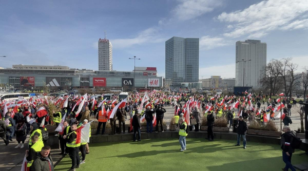 У Варшаві тисячі фермерів вийшли на масштабний протест (фото, відео) У Варшаві тисячі фермерів вийшли на масштабний протест (фото, відео)