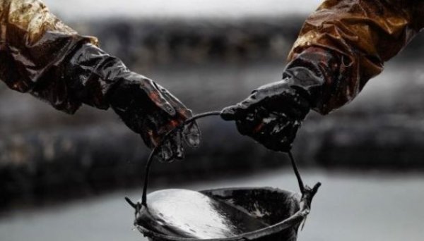 У Росії падають обсяги переробки нафти через атаки українських безпілотників - Bloomberg У Росії падають обсяги переробки нафти через атаки українських безпілотників - Bloomberg