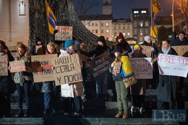 Стати голосом полонених. Рідні захисників Маріуполя вийшли на акцію у Львові
Стати голосом полонених. Рідні захисників Маріуполя вийшли на акцію у Львові