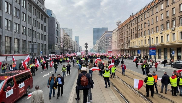 У Варшаві тисячі фермерів вийшли на масштабний протест (фото, відео) У Варшаві тисячі фермерів вийшли на масштабний протест (фото, відео)