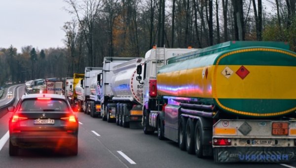 На українсько-польському кордоні у чергах стоять 1300 вантажівок На українсько-польському кордоні у чергах стоять 1300 вантажівок