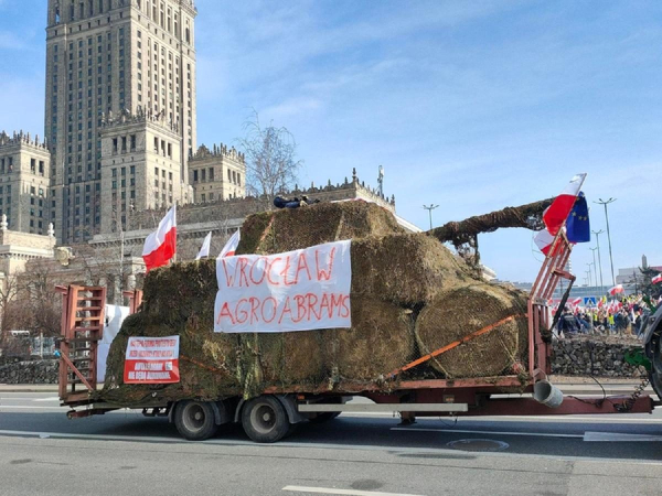 У Варшаві тисячі фермерів вийшли на масштабний протест (фото, відео) У Варшаві тисячі фермерів вийшли на масштабний протест (фото, відео)
