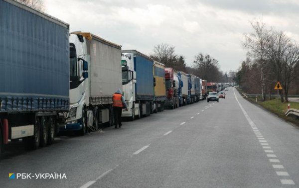 В Польше протестующие высыпали на дорогу зерно из украинских фур