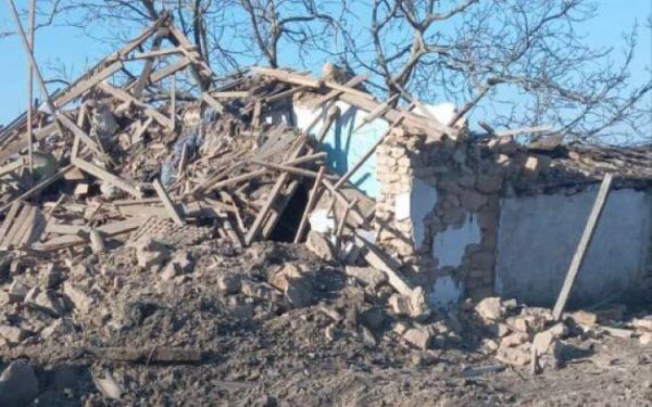 Окупанти скинули дві авіабомби на село Херсонщини, постраждали люди
Окупанти скинули дві авіабомби на село Херсонщини, постраждали люди