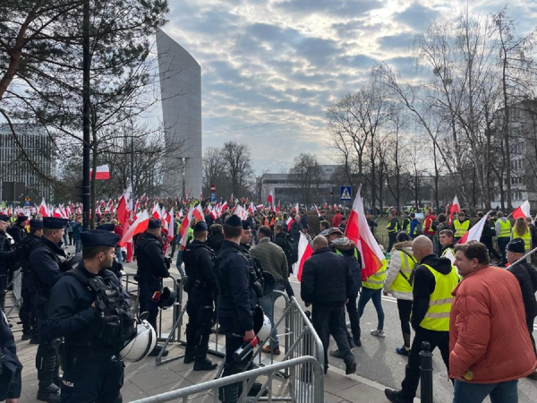 У Варшаві тисячі фермерів вийшли на масштабний протест (фото, відео) У Варшаві тисячі фермерів вийшли на масштабний протест (фото, відео)