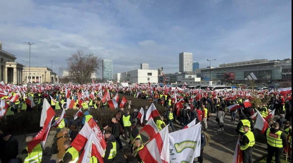 У Варшаві тисячі фермерів вийшли на масштабний протест (фото, відео) У Варшаві тисячі фермерів вийшли на масштабний протест (фото, відео)