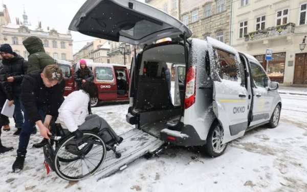Львів компенсуватиме людям з інвалідністю на кріслах колісних частину вартості поїздок інклюзивним таксі
Львів компенсуватиме людям з інвалідністю на кріслах колісних частину вартості поїздок інклюзивним таксі