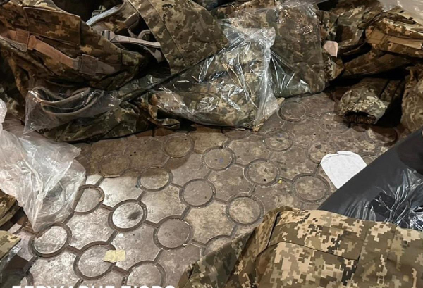 Причетні військові: у Києві з частини вкрали бронежилетів та одягу на 3,6 мільйона гривень Причетні військові: у Києві з частини вкрали бронежилетів та одягу на 3,6 мільйона гривень