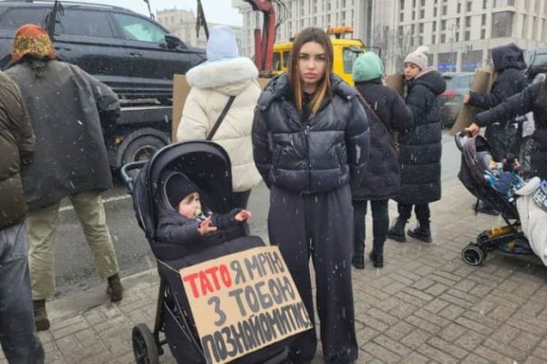 Близкие пленных военных провели акцию на Майдане