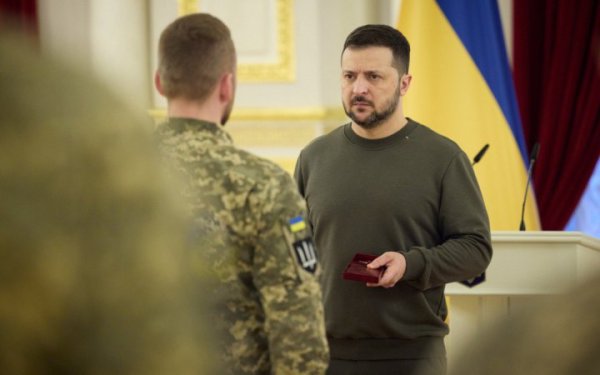 Зеленський вручив розвідникам ордени за виконання спецзавдань
Зеленський вручив розвідникам ордени за виконання спецзавдань