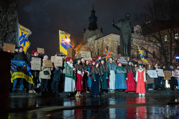 Стати голосом полонених. Рідні захисників Маріуполя вийшли на акцію у Львові
Стати голосом полонених. Рідні захисників Маріуполя вийшли на акцію у Львові