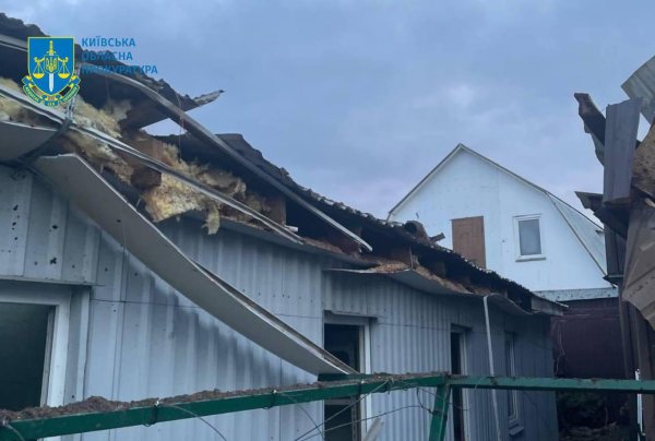 У Київській області внаслідок атаки пошкоджено понад 15 будинків
У Київській області внаслідок атаки пошкоджено понад 15 будинків