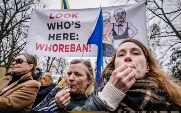 Приспешники Путина": Фицо и Орбана в Праге встретили протестом